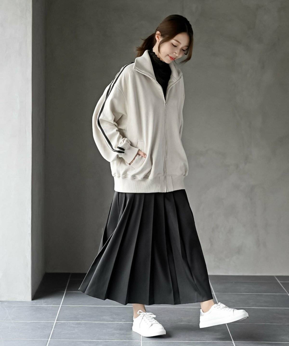 モノトーンコーデの女性