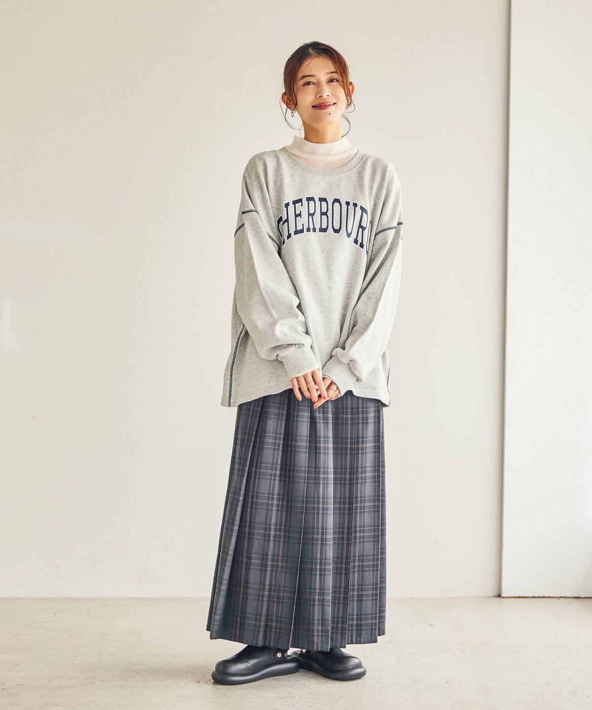 ロゴスゥエットでカジュアルな着こなしに