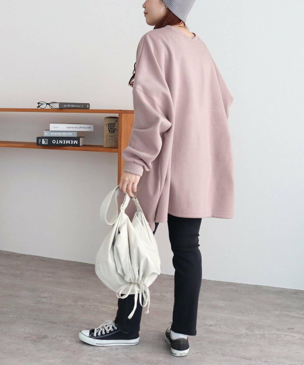 ボーイッシュな着こなしには大きめサイズのスゥエット