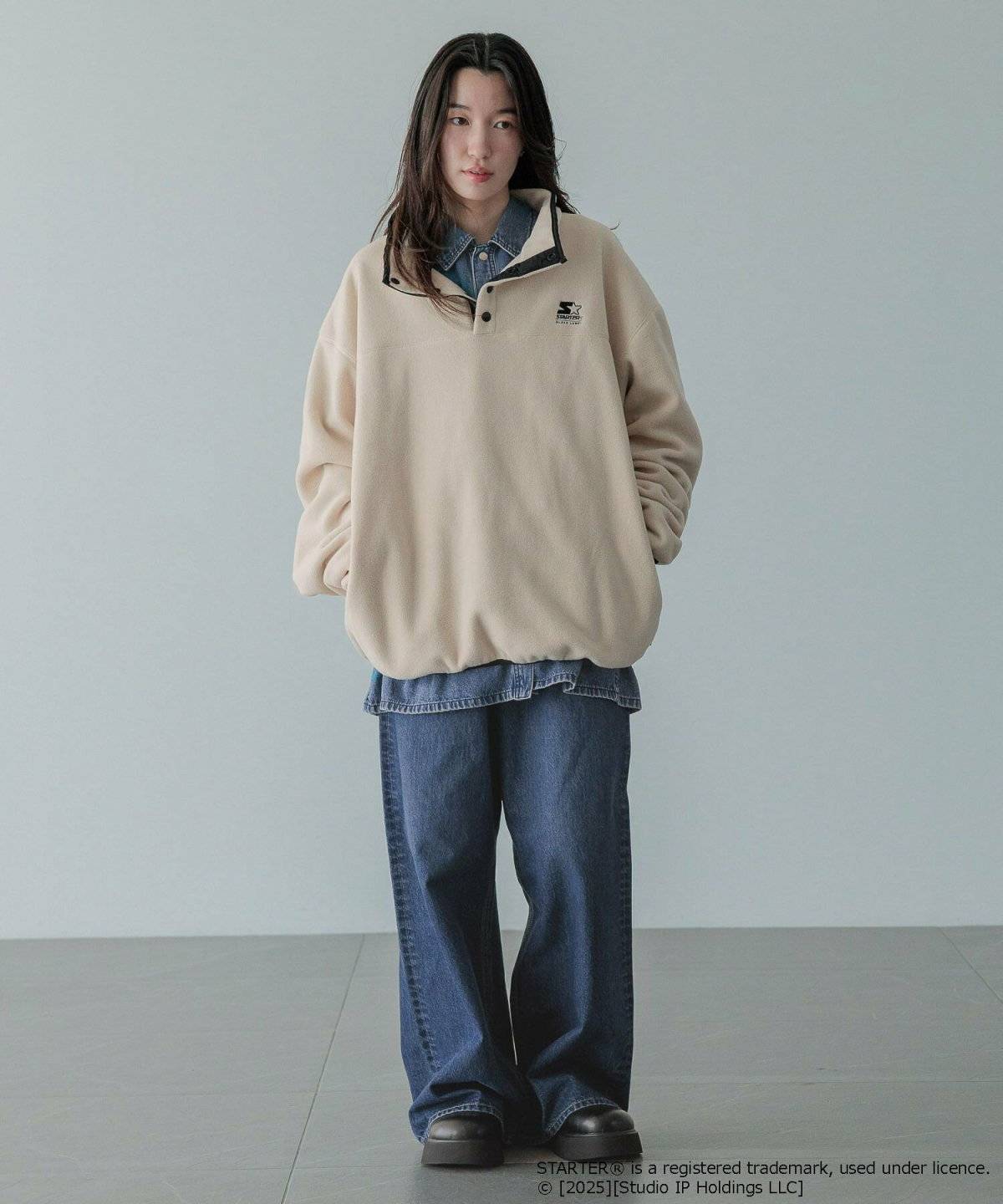 白のフリースプルオーバーでボーイッシュミックス