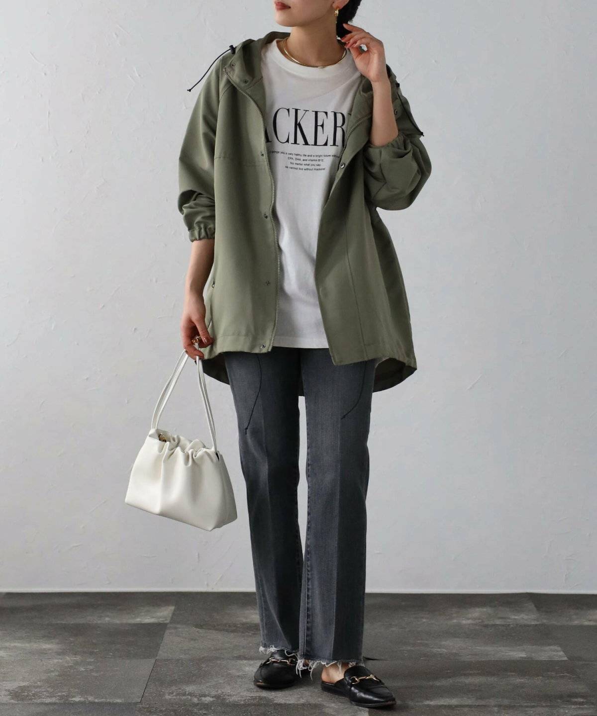 マウンテンパーカーはカーキを選んで