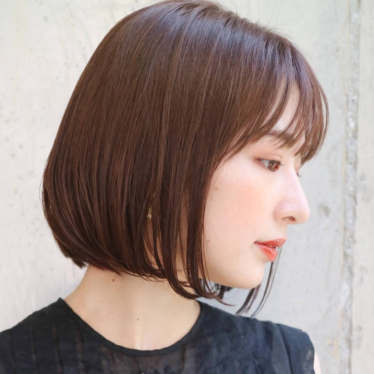 暗めブラウンカラーの上品ボブ