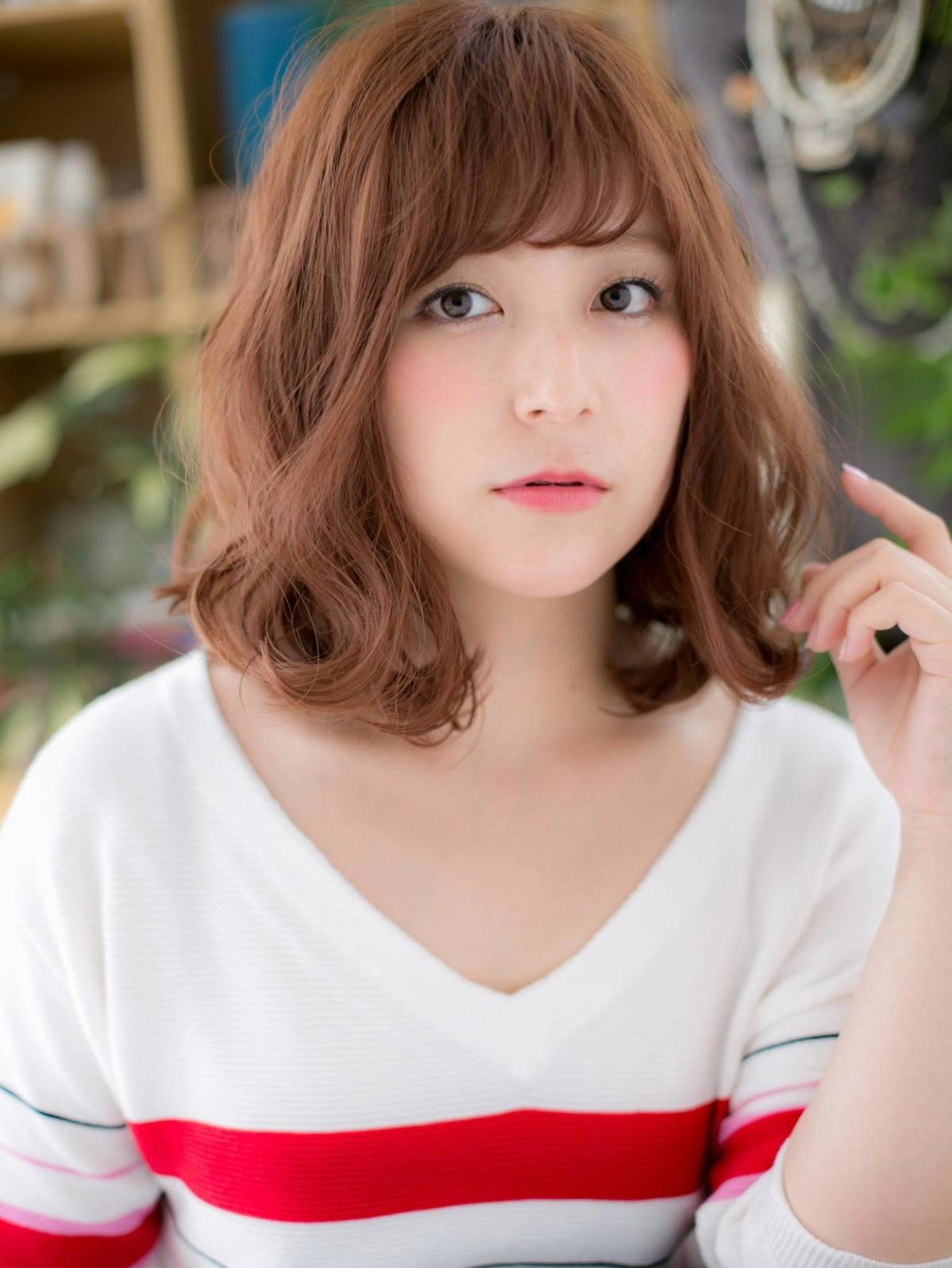 ベージュピンクのゆるふわボブ