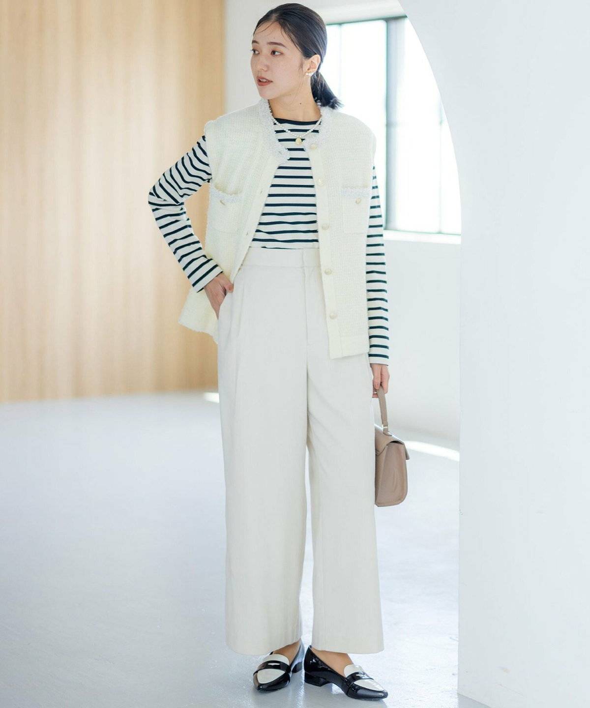 モノトーンコーデの女性