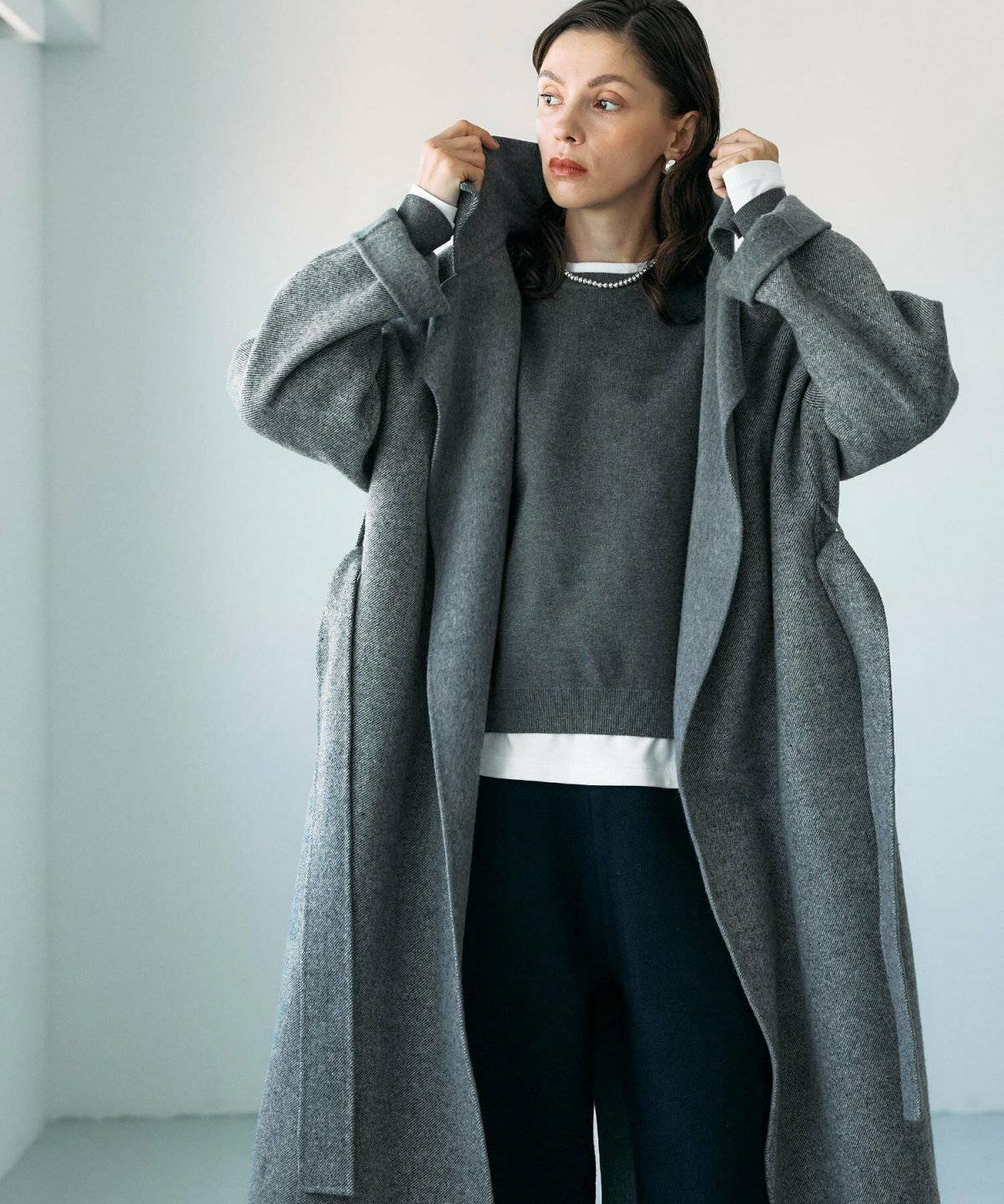 コートを羽織った女性