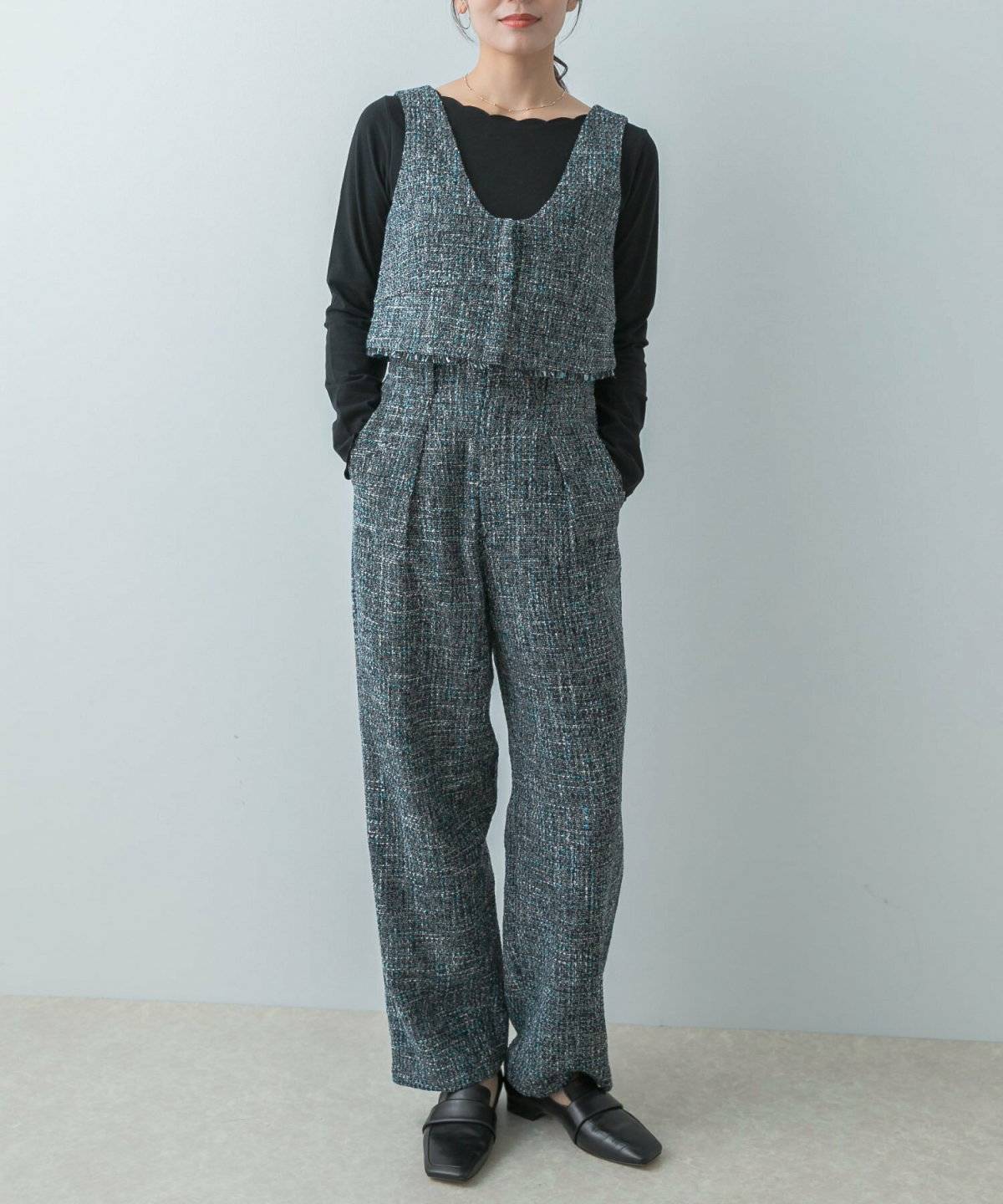 ツイードセットアップを重ねた女性