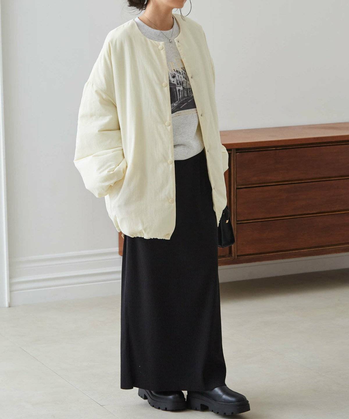 モノトーンコーデの女性