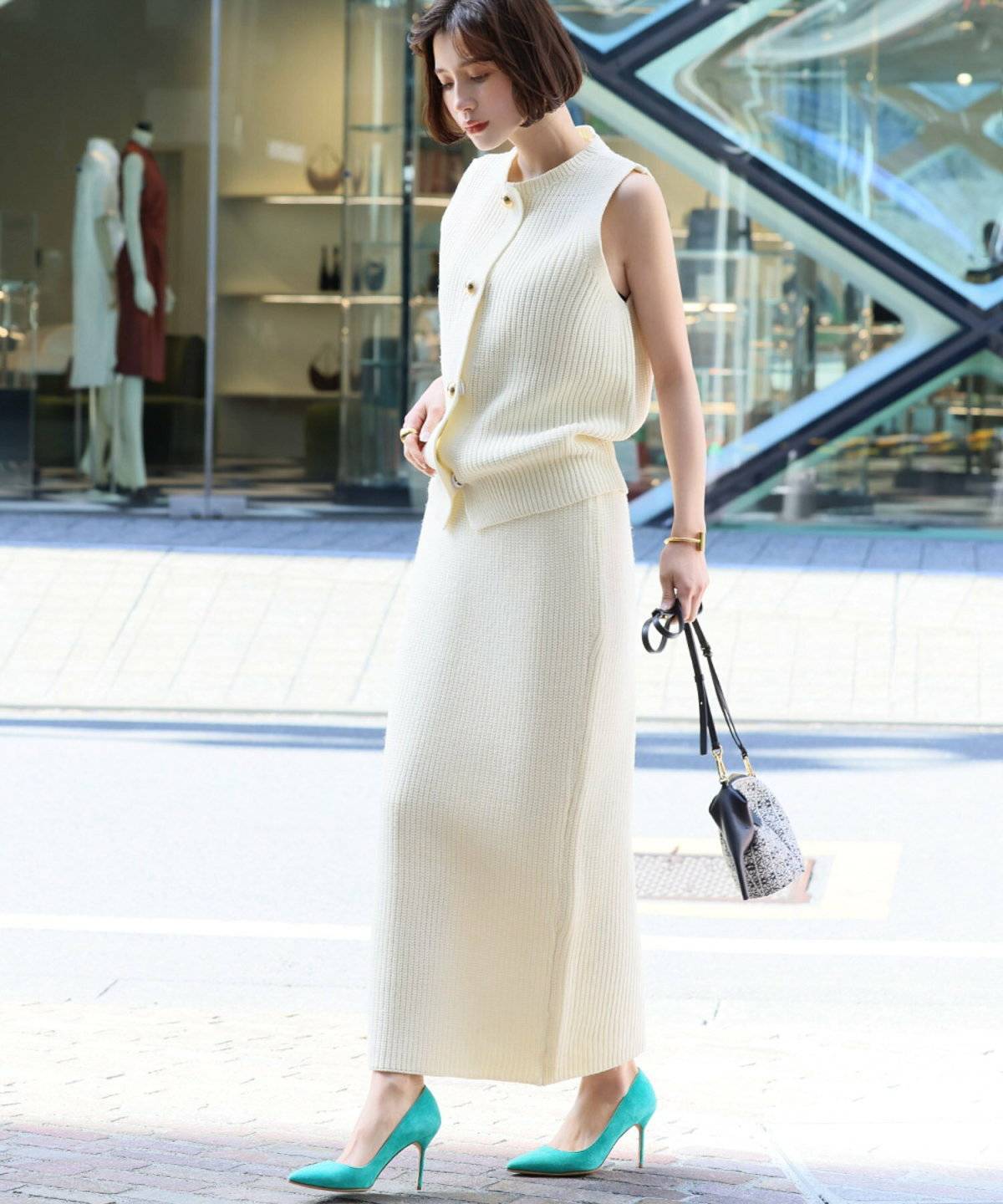 セットアップを着た女性