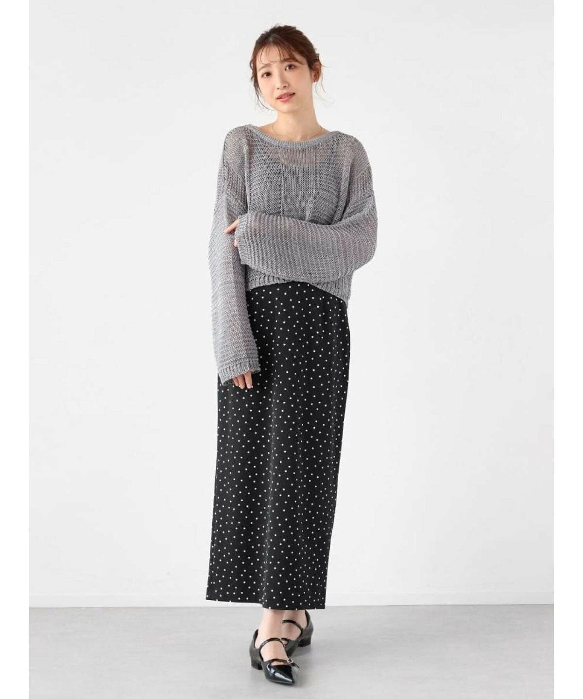 モノトーンコーデの女性