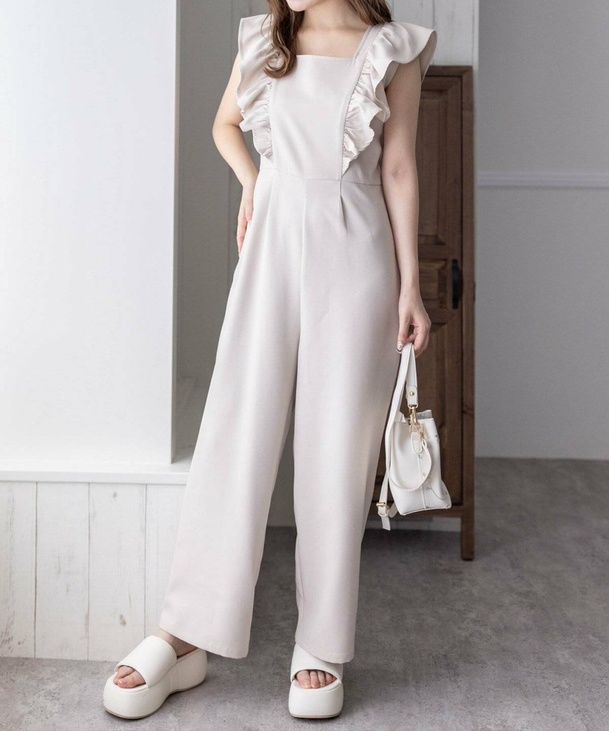 オールインワンを着た女性