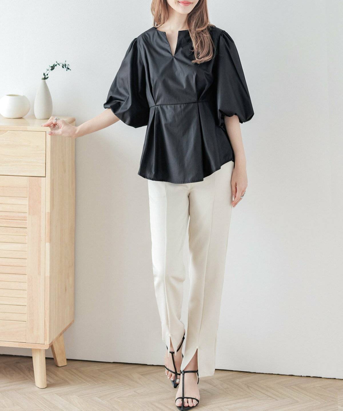 モノトーンコーデの女性