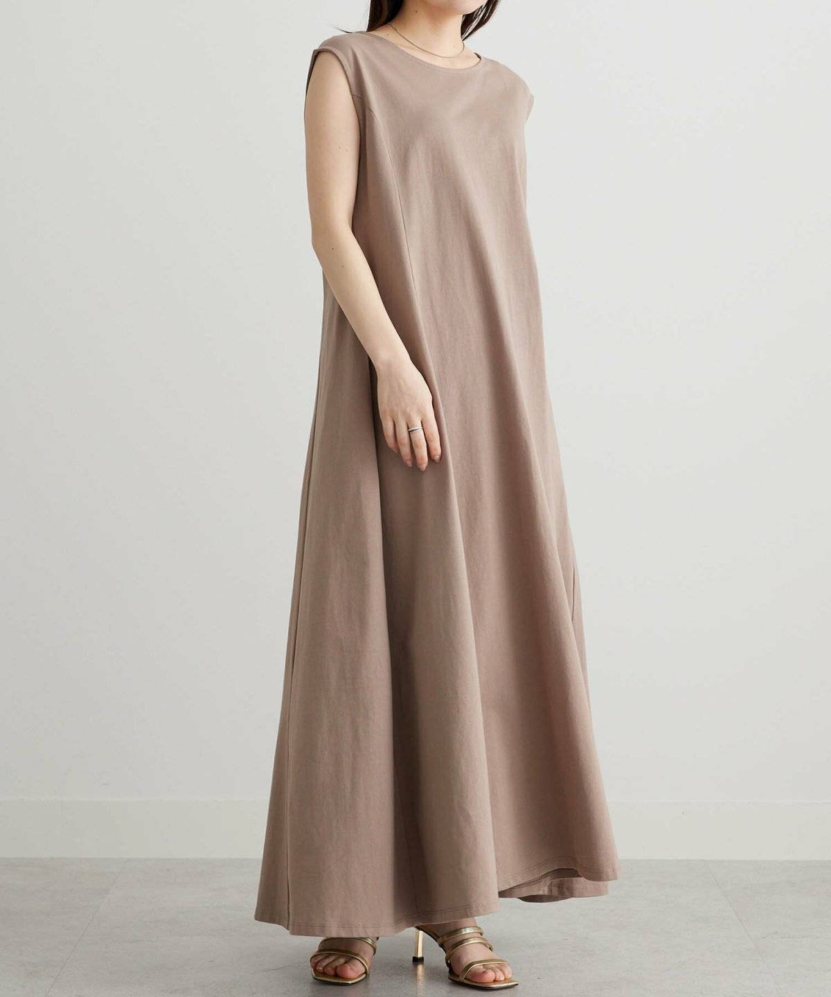 ベージュのワンピースを着た女性