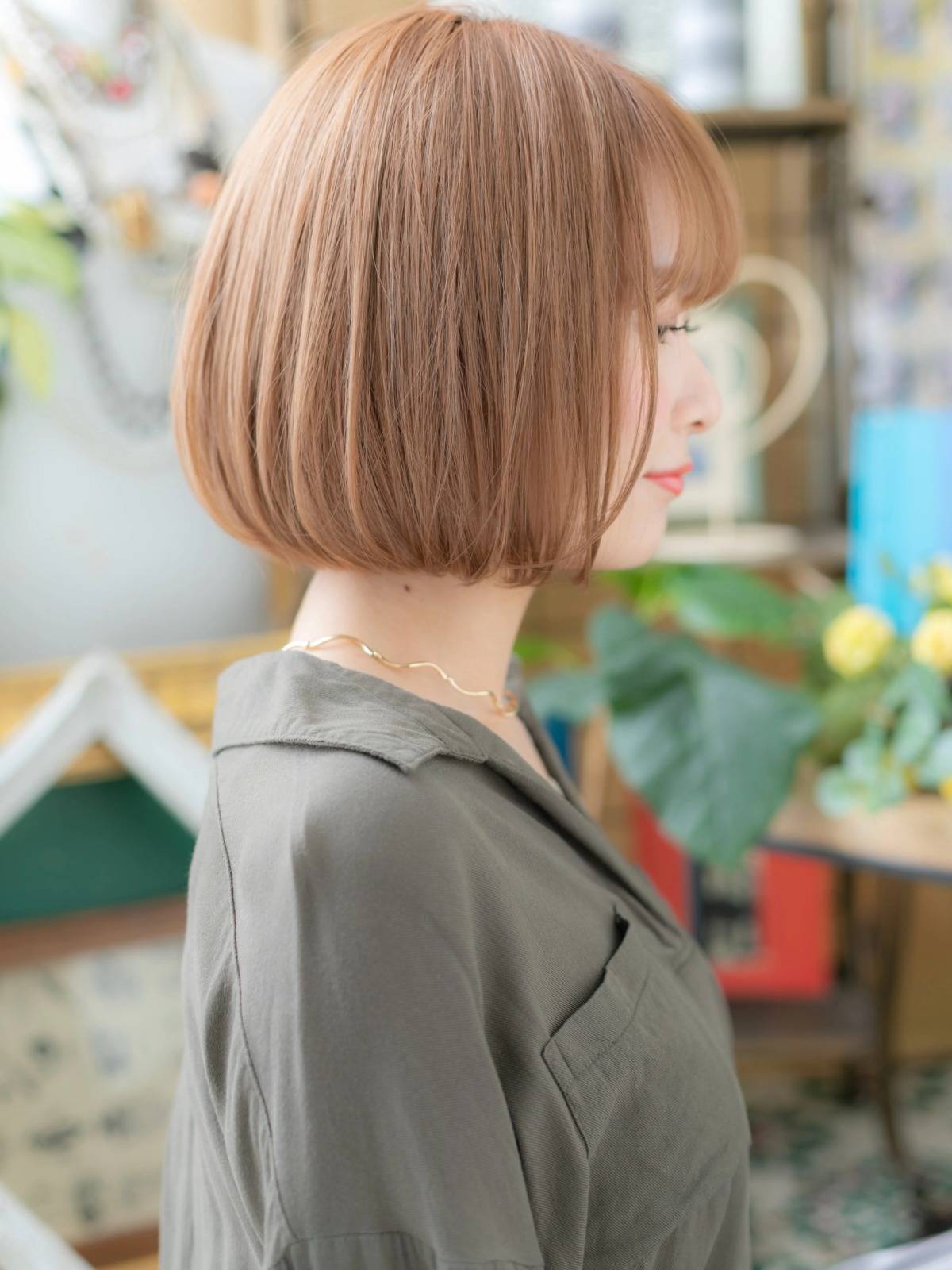 カーキベージュの丸みボブ