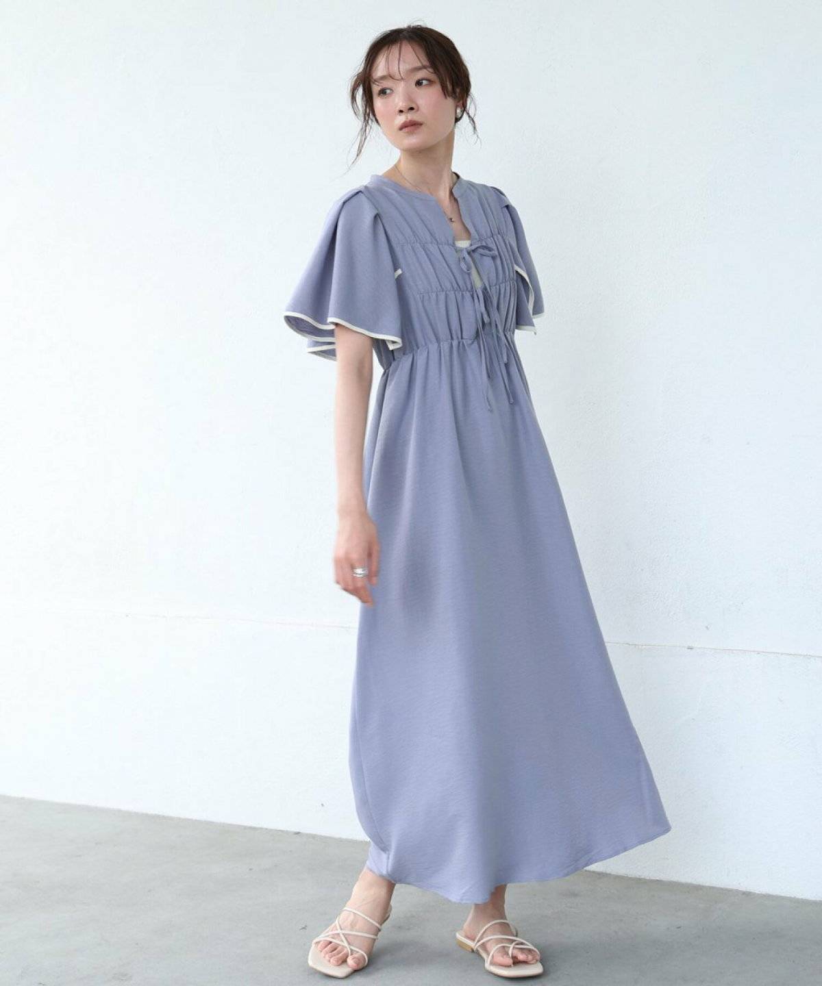 ブルーのワンピースを着た女性