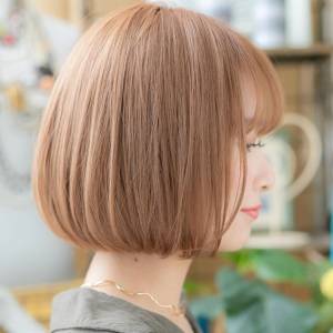  カーキベージュの丸みボブ 