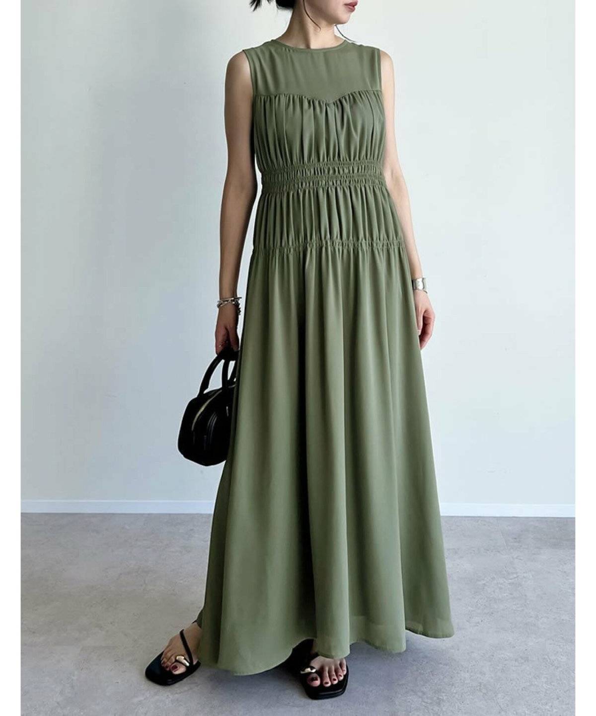 グリーンのワンピースを着た女性