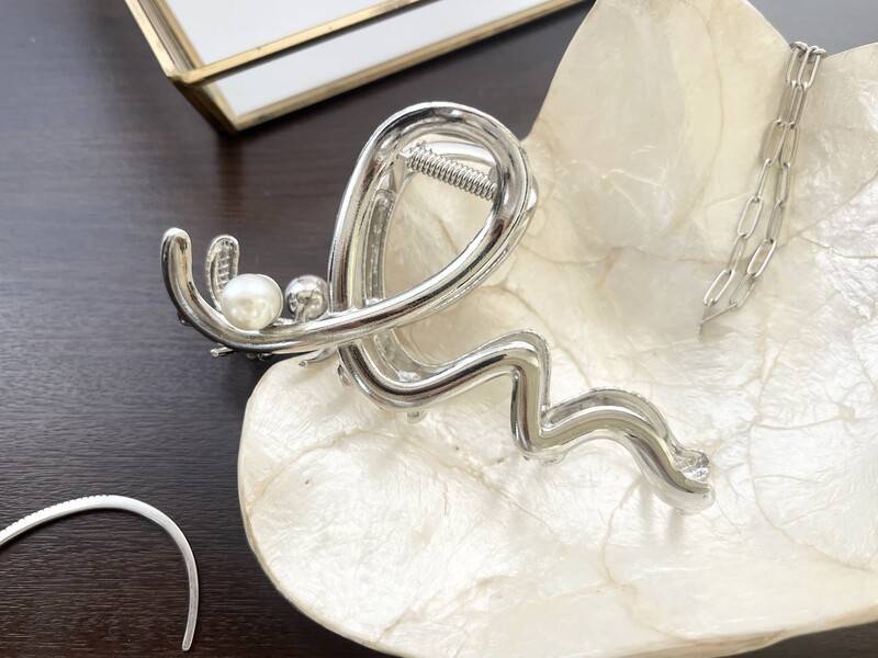 3COINS パール付きウネウネメタルバンズ置き画①