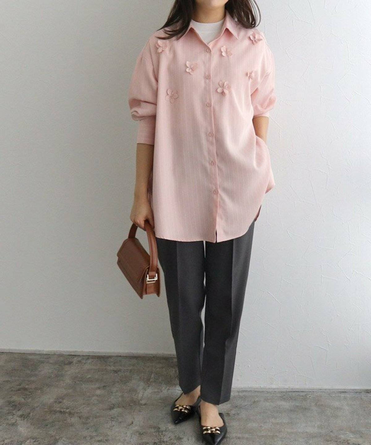 パンツコーデの女性