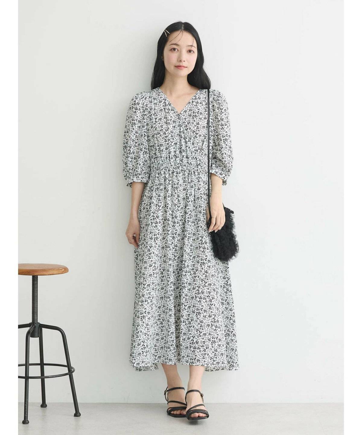 ワンピースコーデの女性