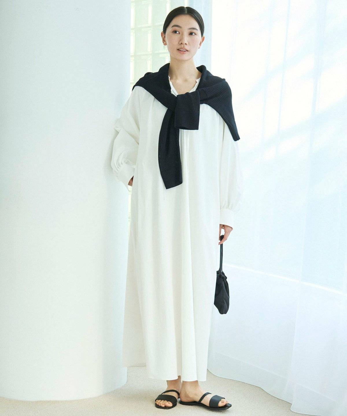 ワンピースコーデの女性