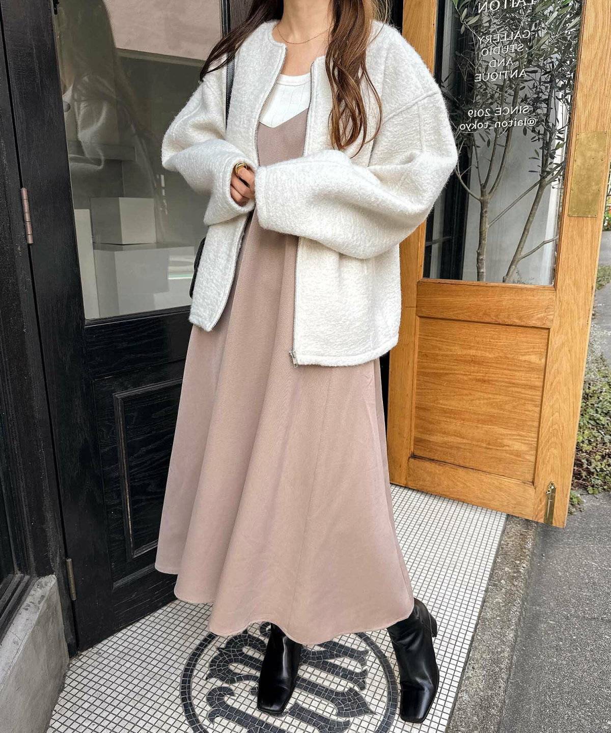 ワンピースコーデの女性