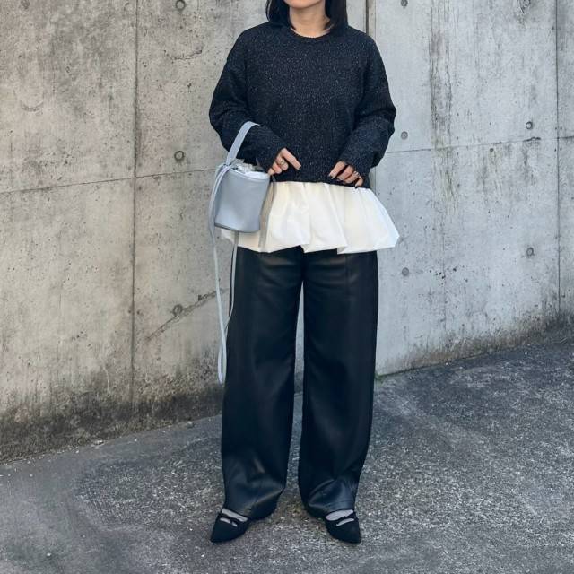 モノトーンコーデの女性