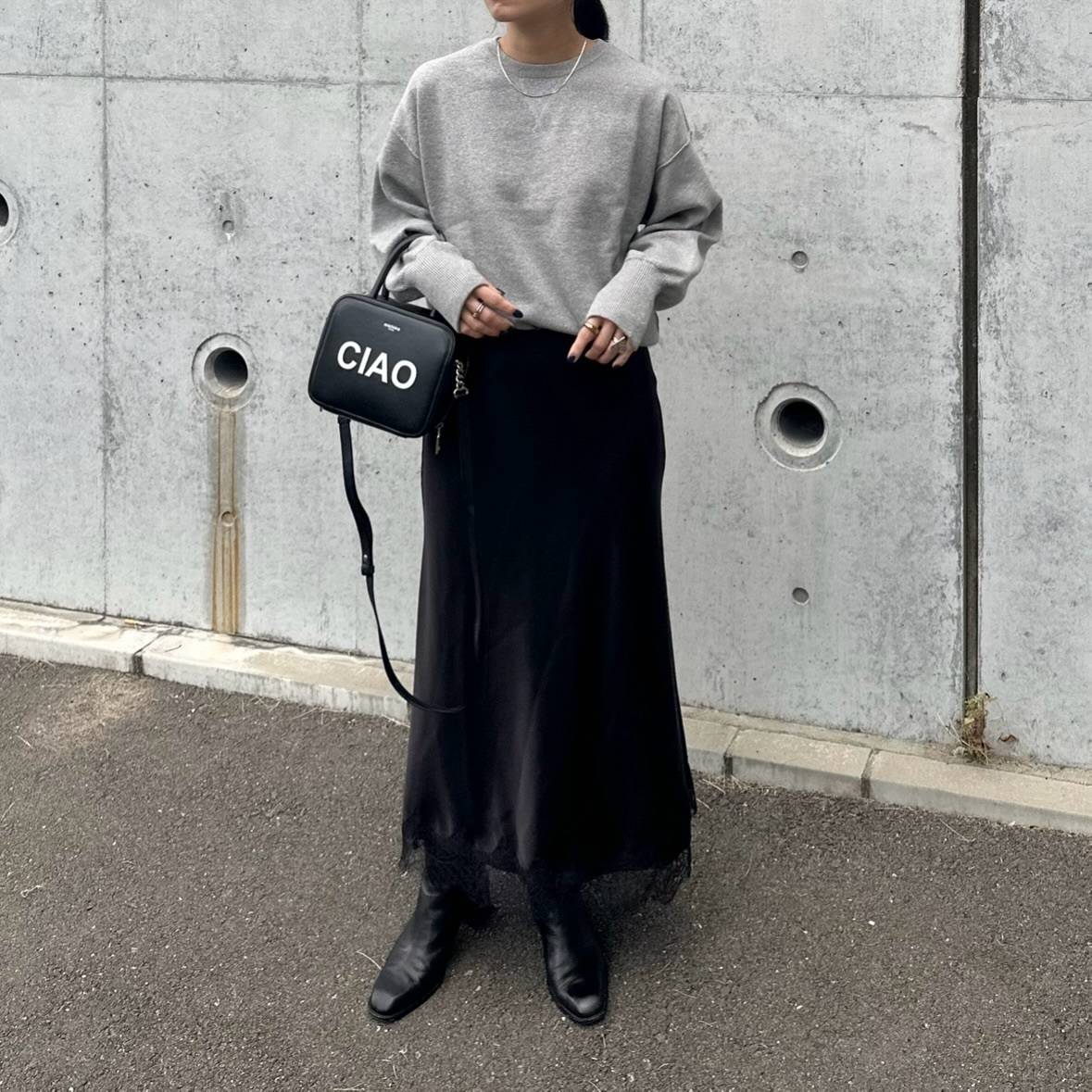 サテンスカートを合わせたMIXコーデ