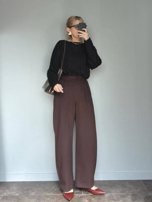 黒×ブラウンの濃色コーデ