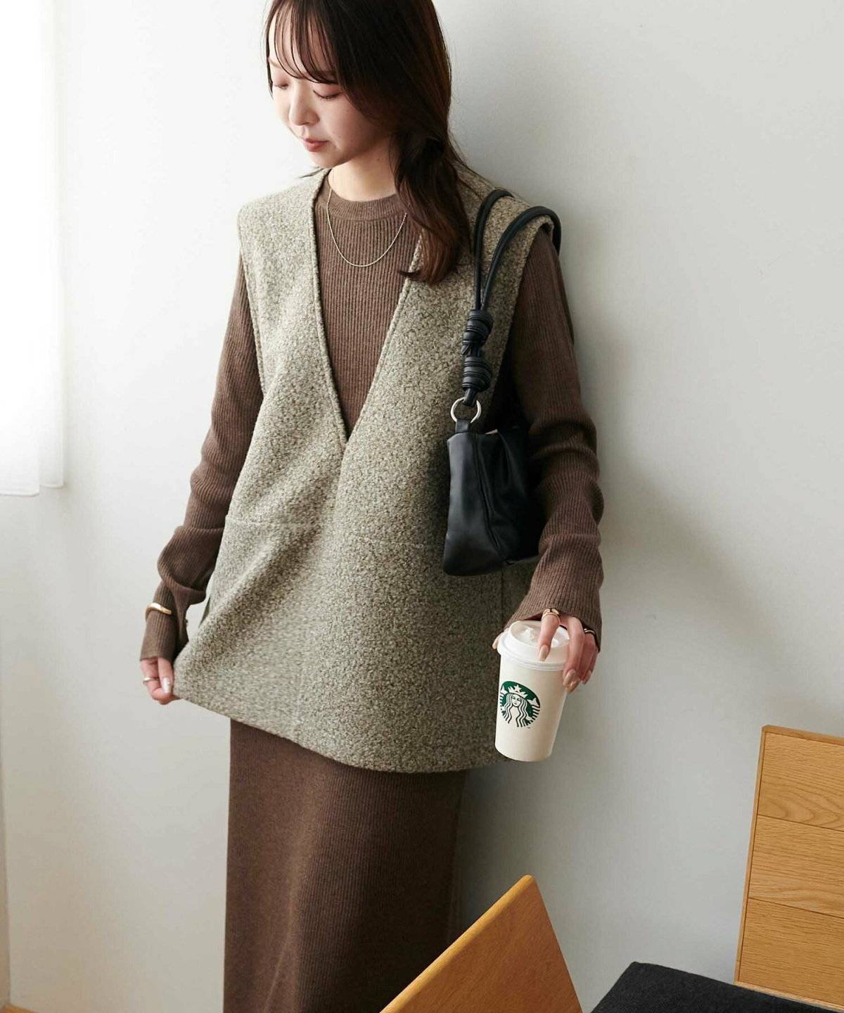 スカートコーデの女性