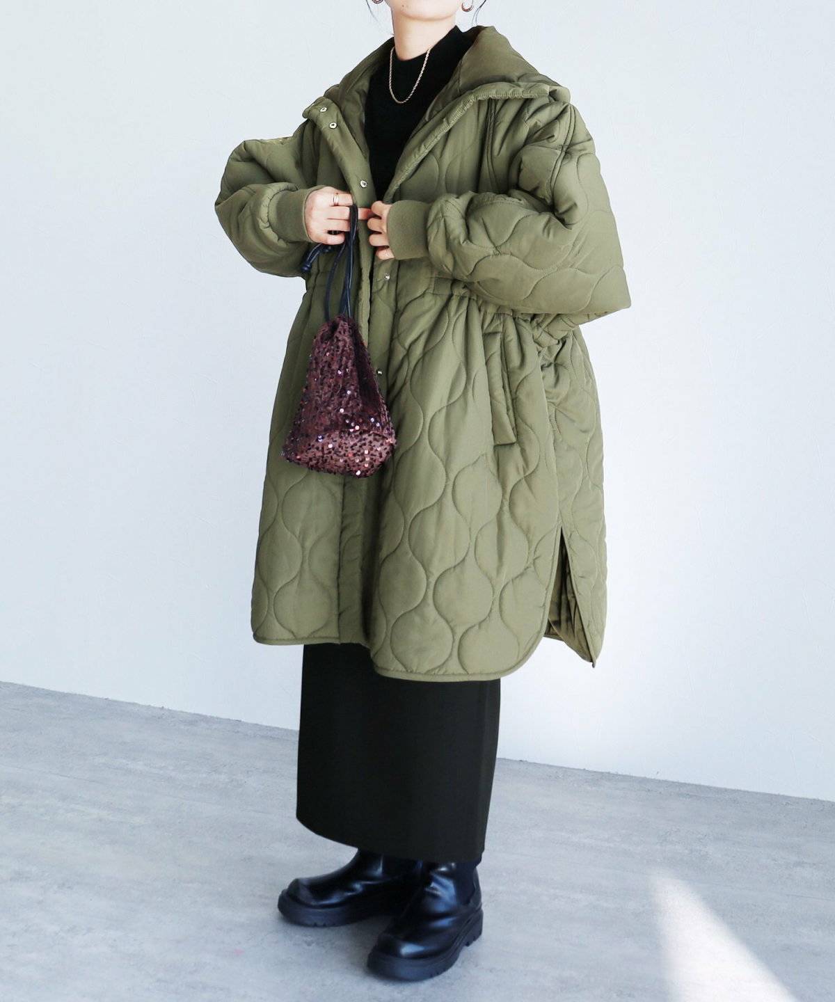 スカートコーデの女性