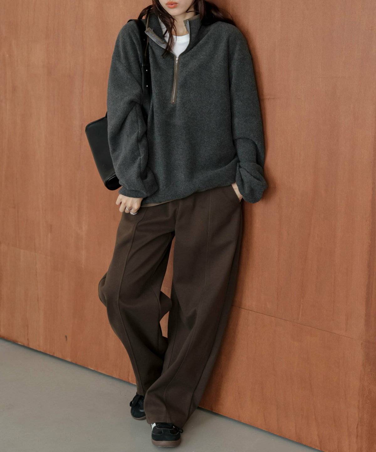 パンツコーデの女性