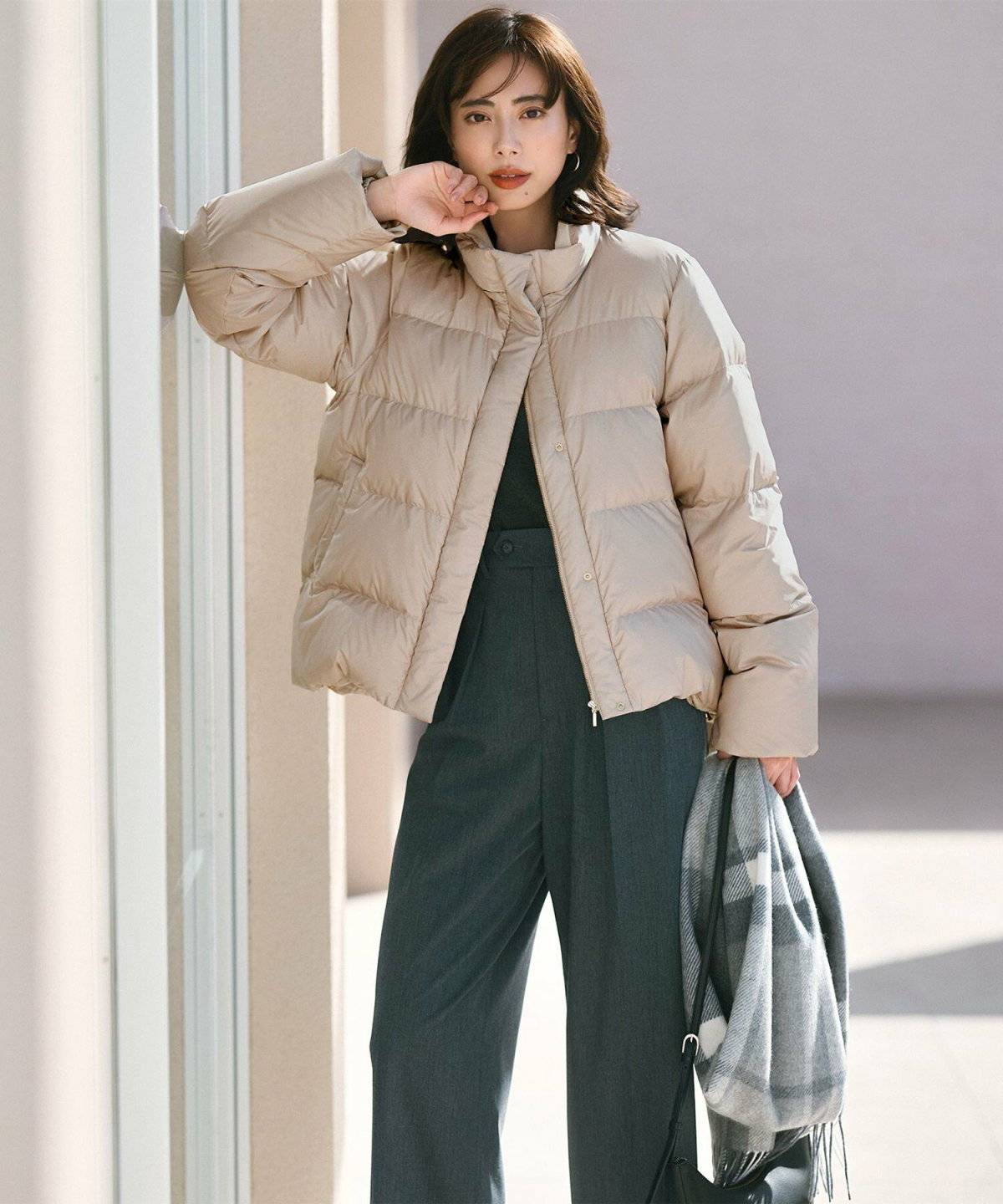 パンツコーデの女性