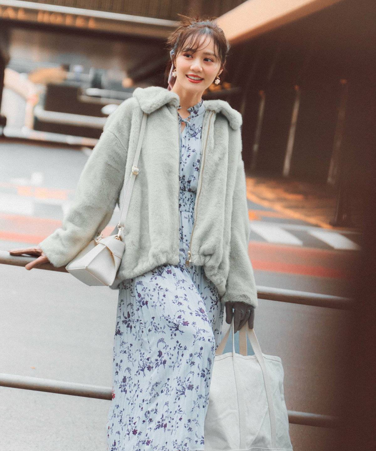 ワンピースコーデの女性