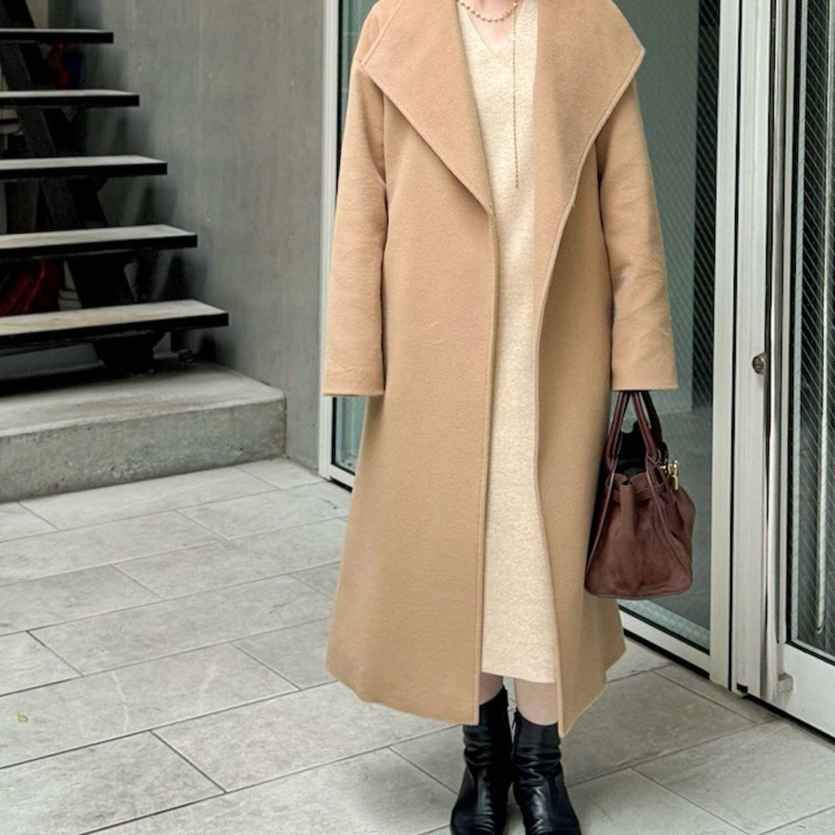 ワンピースコーデの女性