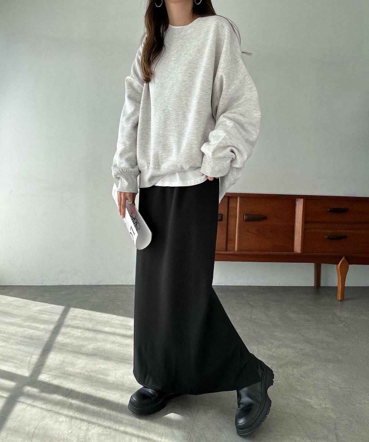 スカートコーデの女性