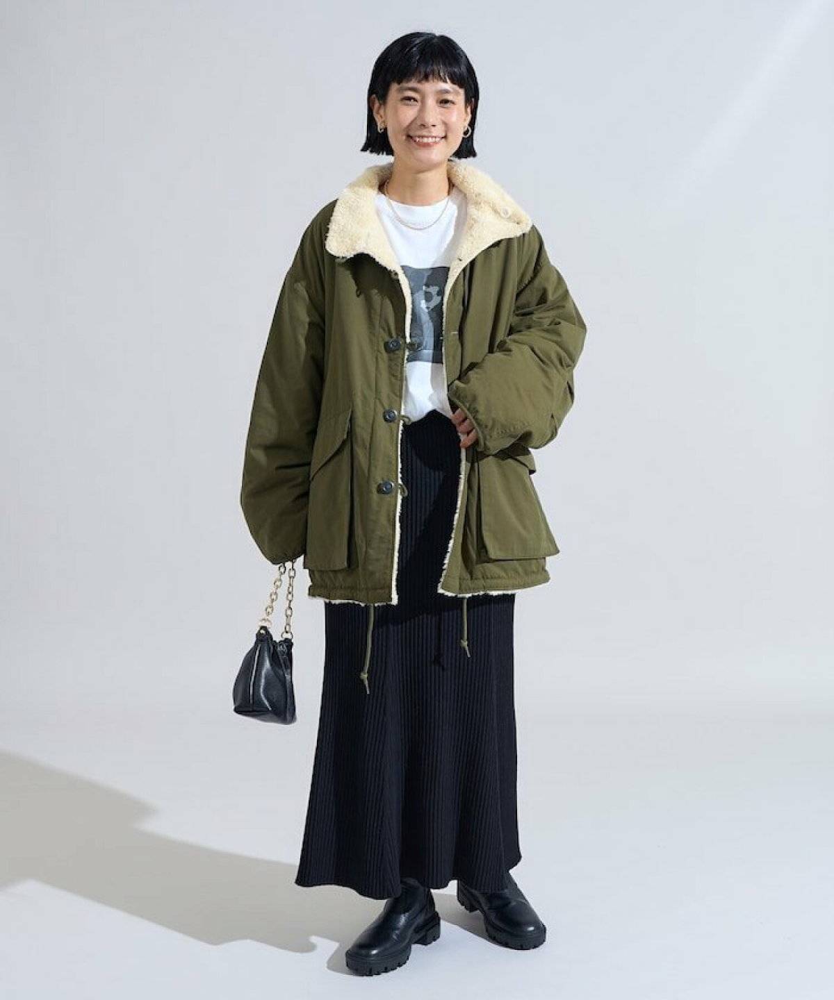 スカートコーデの女性