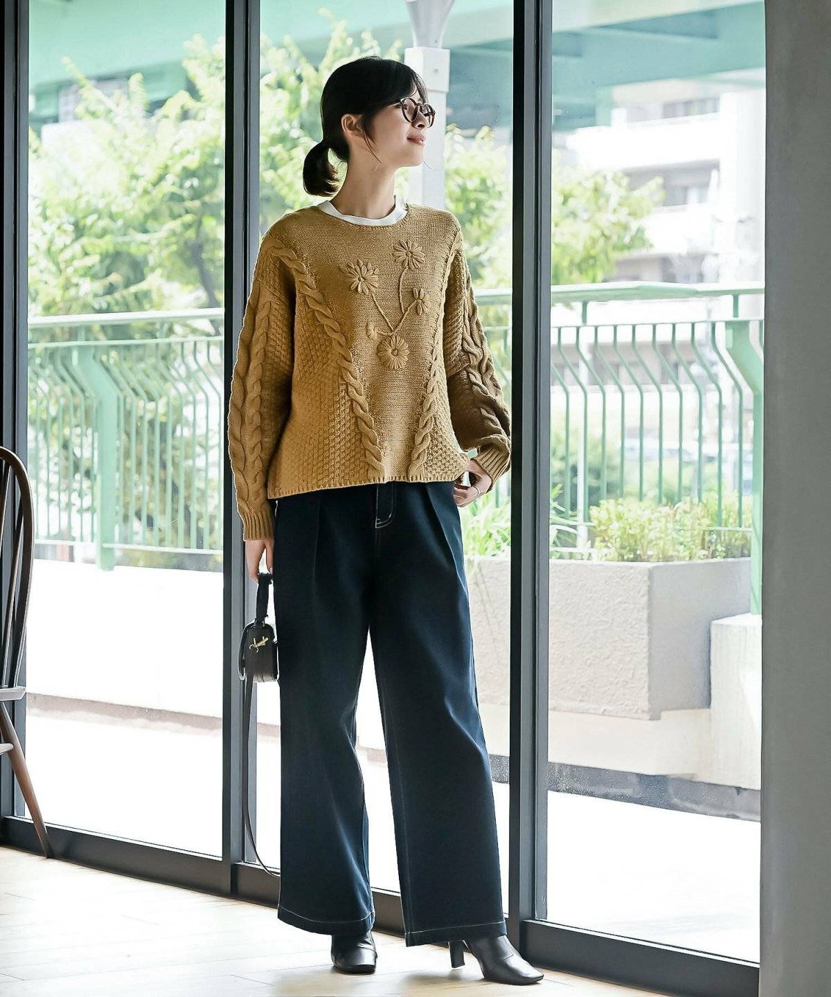 パンツコーデの女性