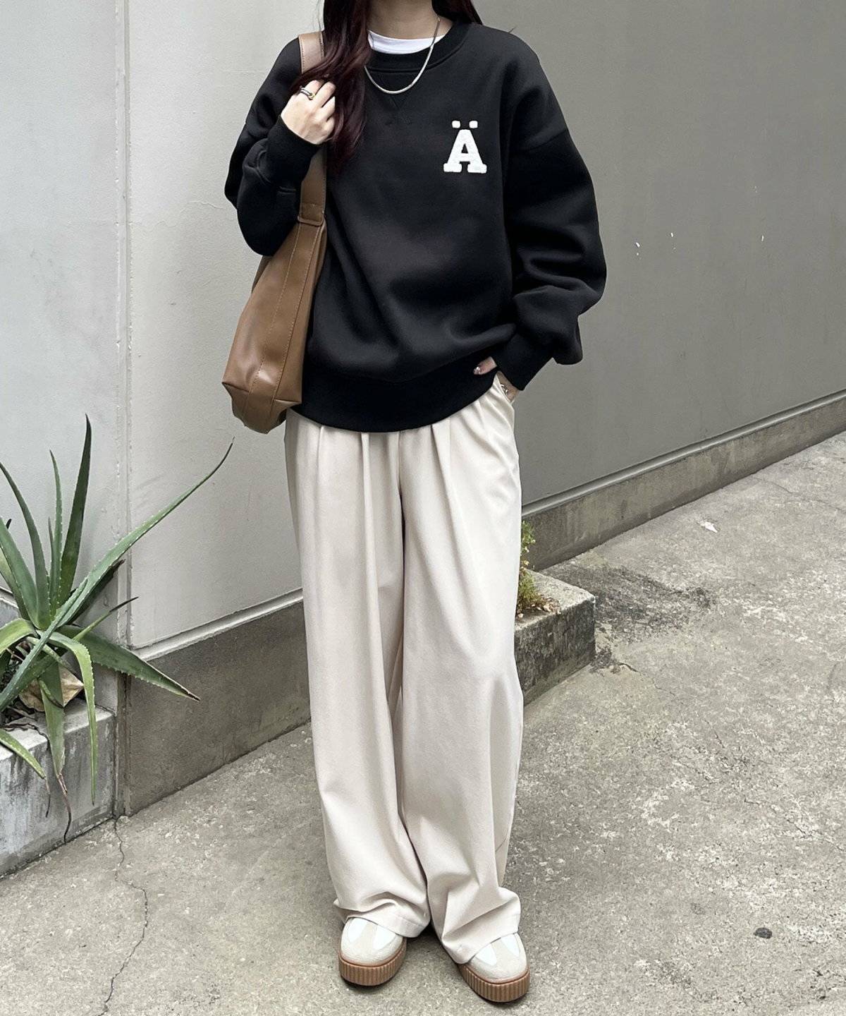 パンツコーデの女性