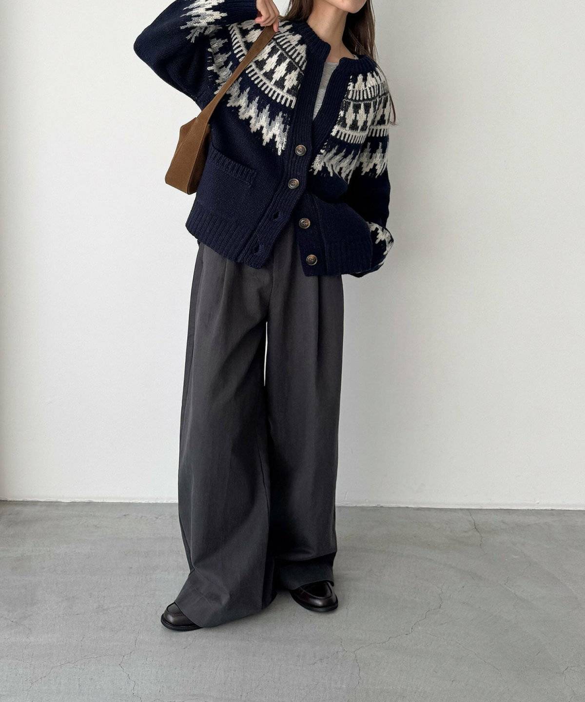 パンツコーデの女性