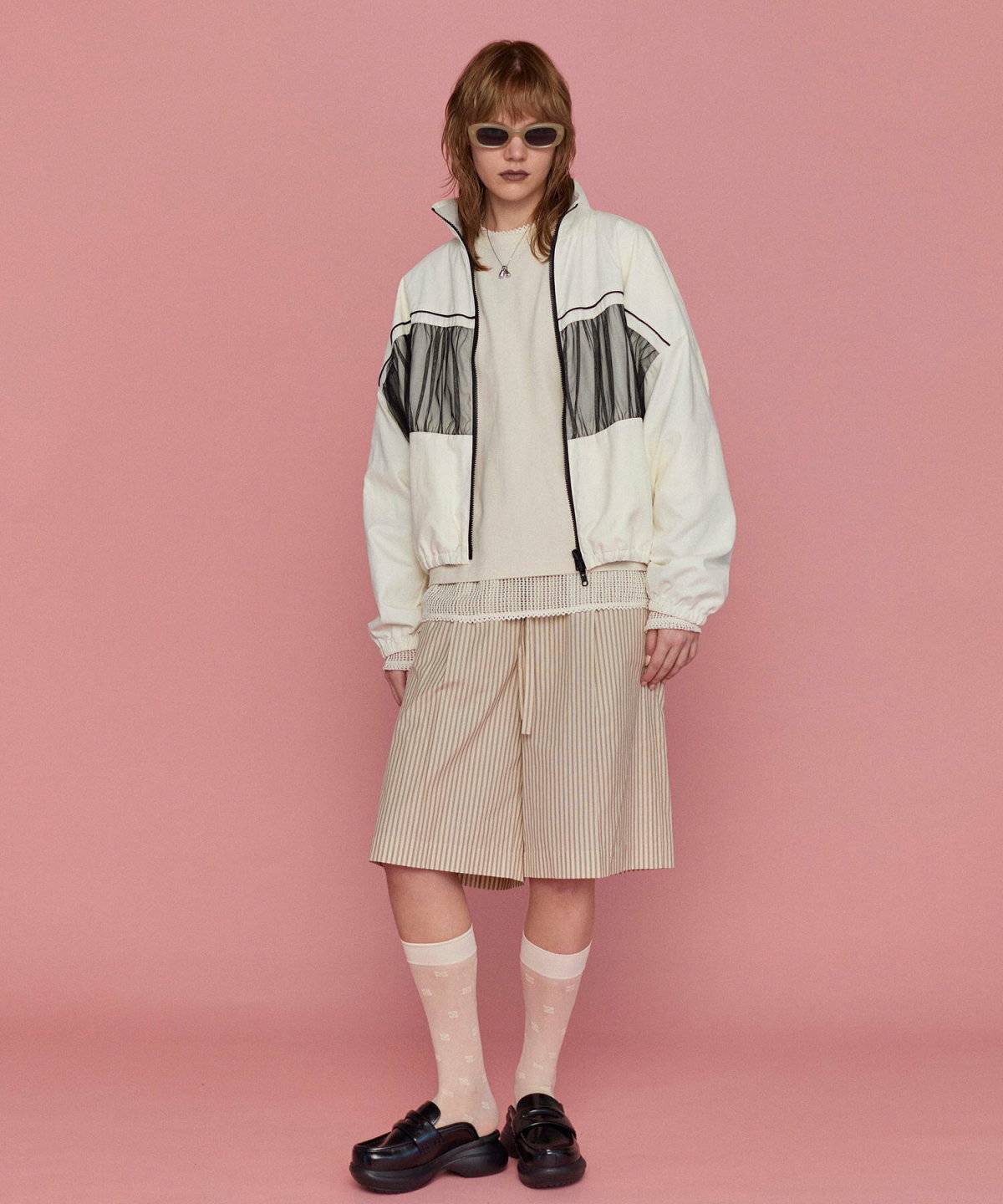 パンツコーデの女性