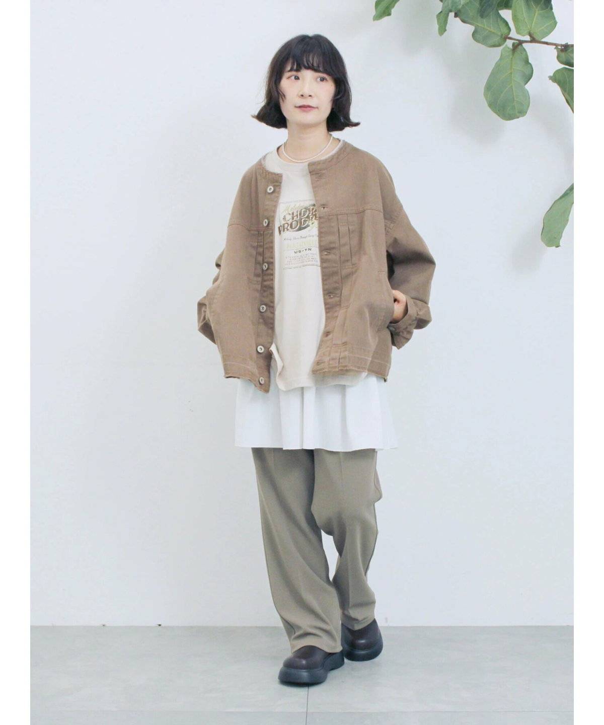 パンツコーデの女性