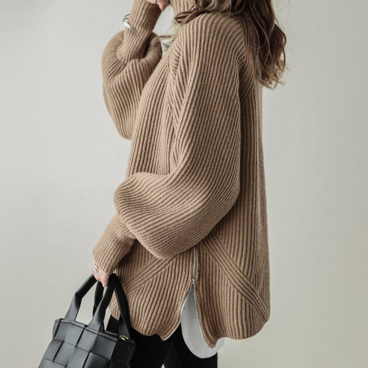 パンツコーデの女性