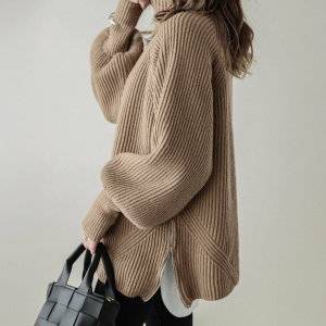  パンツコーデの女性 