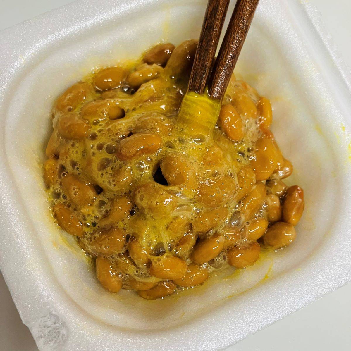 タカノフーズ公式の「納豆タコライス風どんぶり」のレシピ