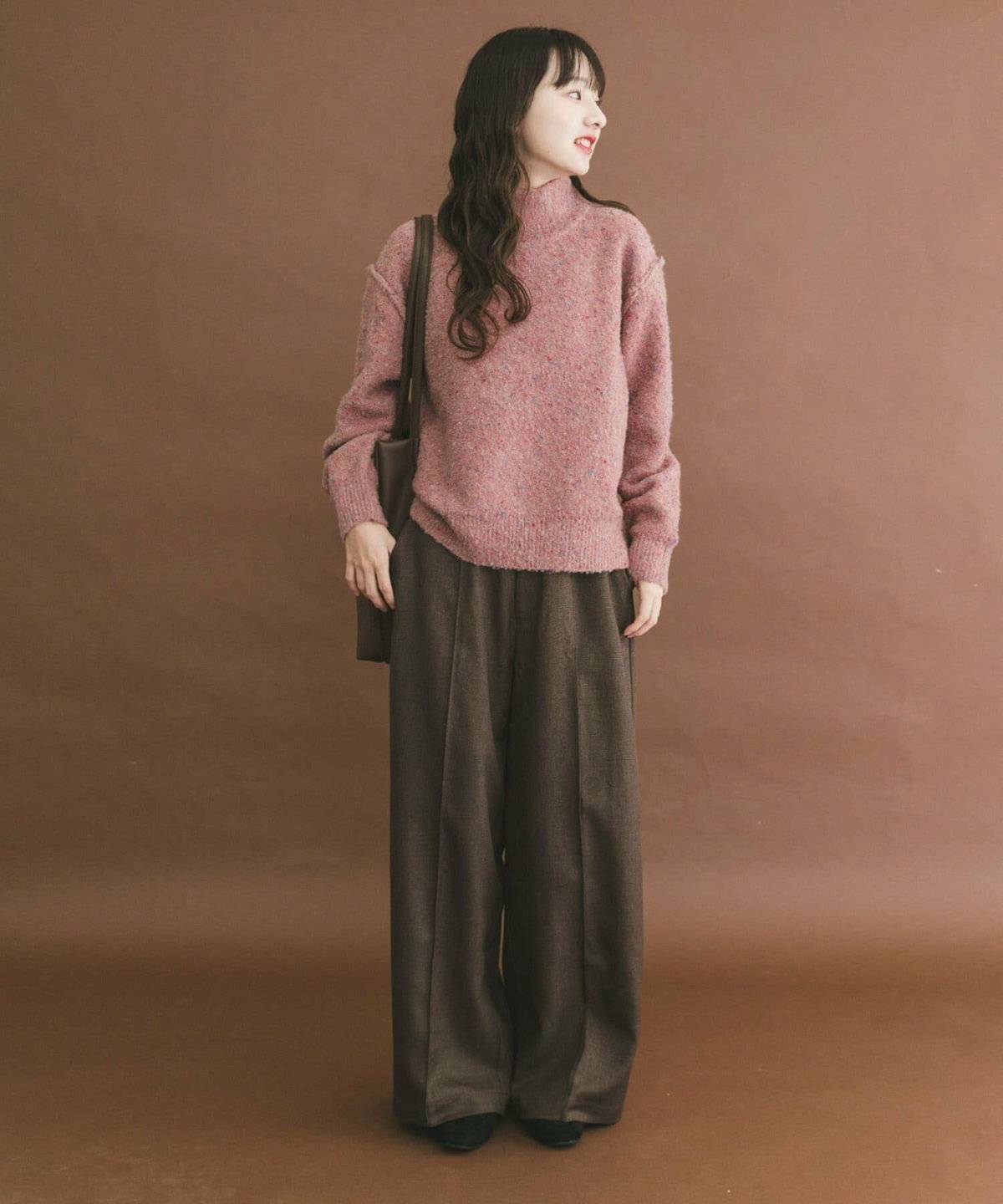 ニットにパンツを合わせた女性