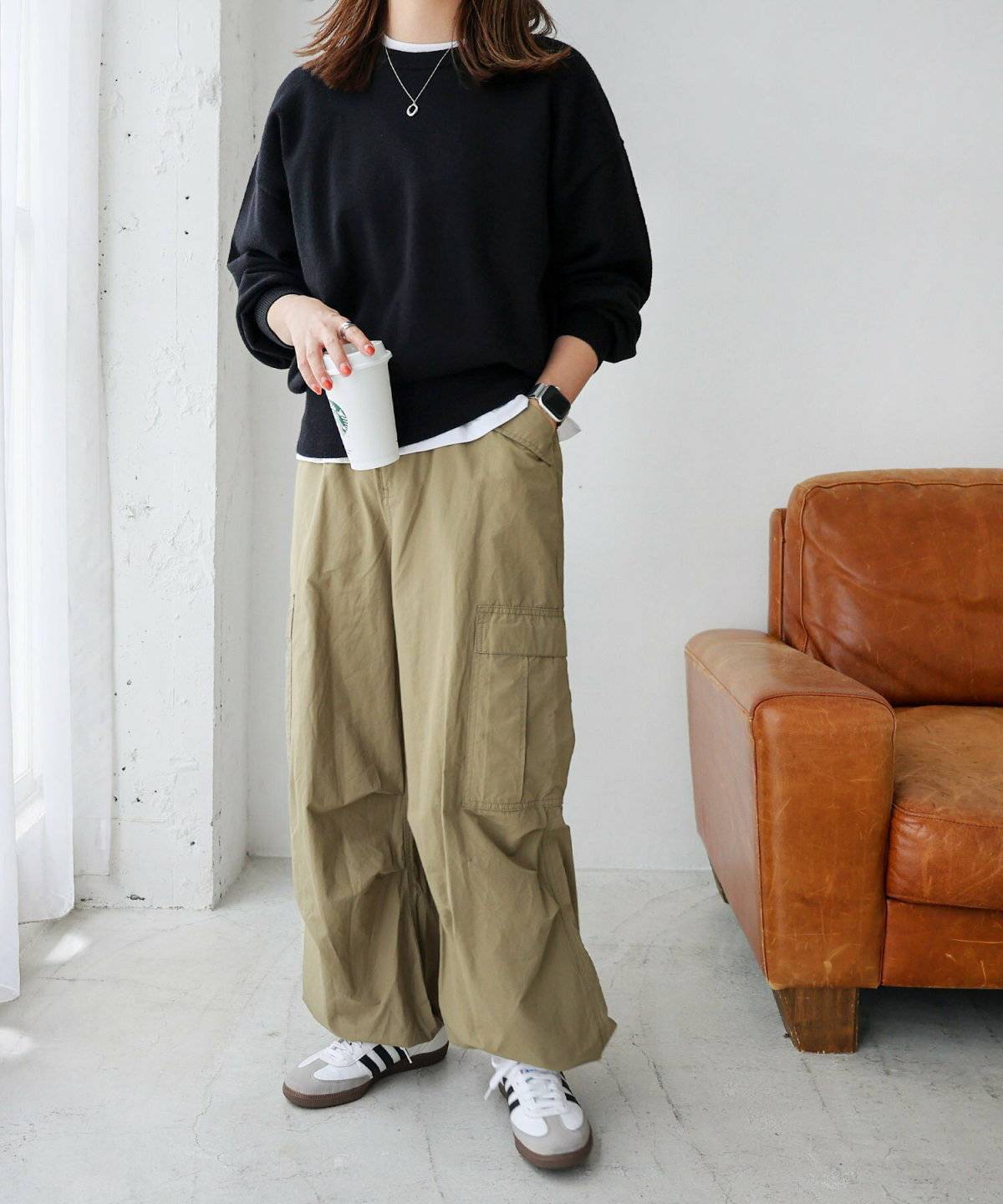 スウェットにパンツを合わせた女性