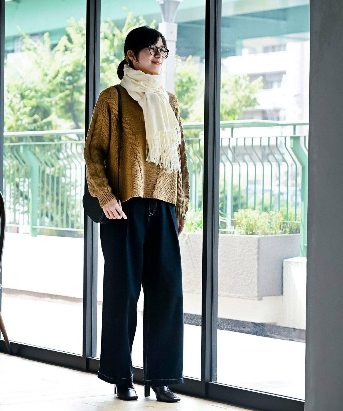 ニットにデニムを合わせた女性