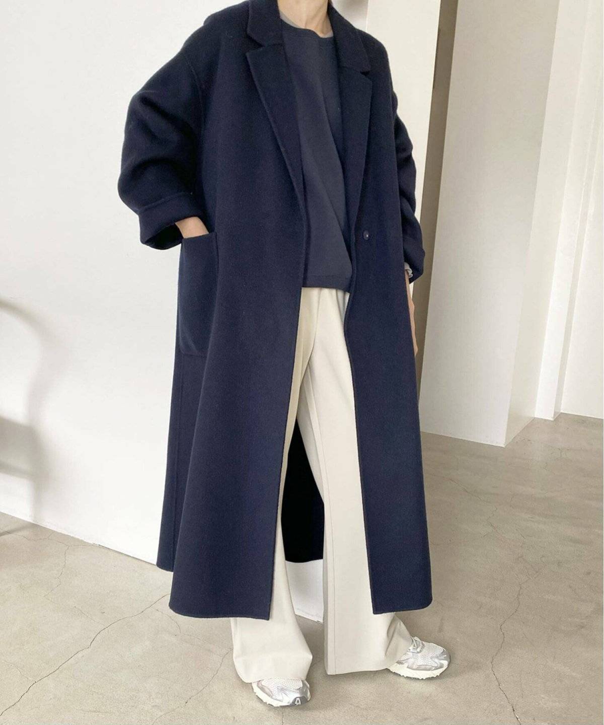 ブルーのコートを羽織った女性