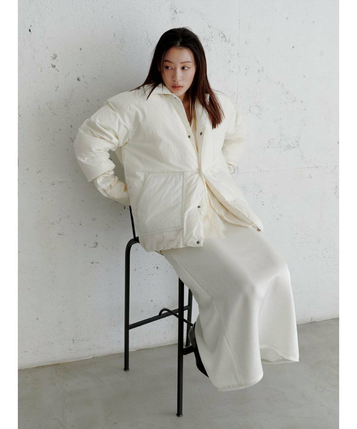 モノトーンコーデの女性