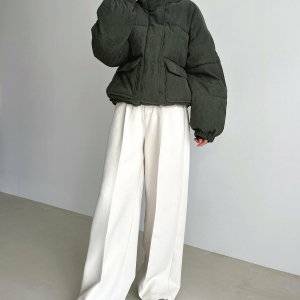  グレーのダウンにパンツを合わせた女性 